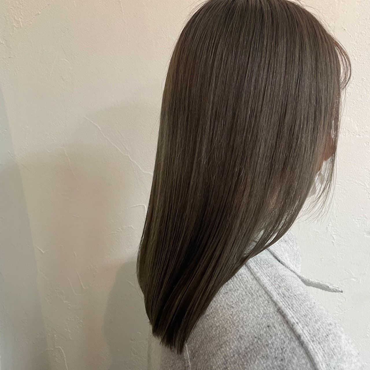 ベーシック縮毛矯正（アイロンストレート）  強いクセをアルカリ剤・ヘアアイロンを使用し真っ直ぐに伸ばします。