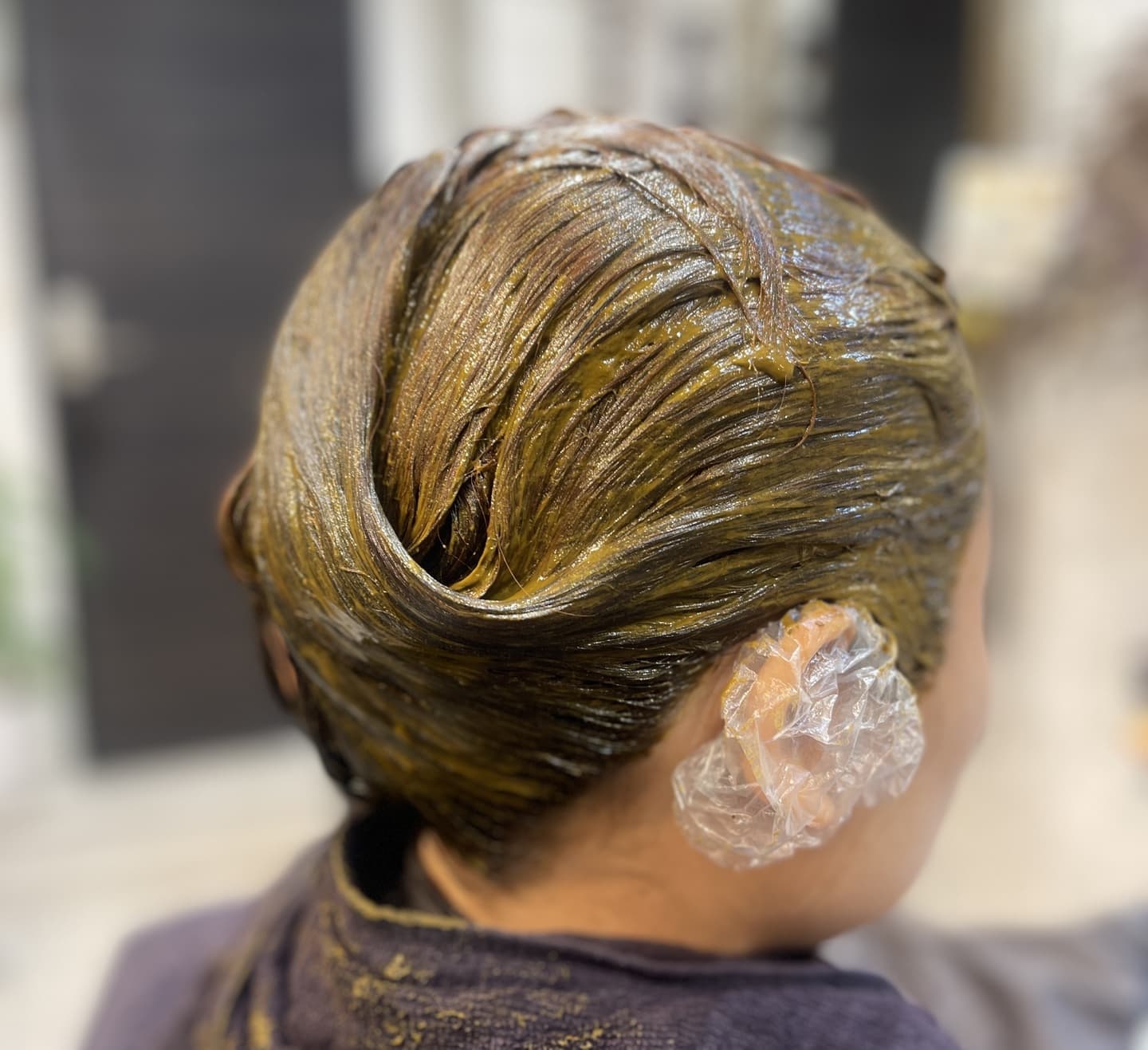 押上の美容院オリーブで太陽と大地のヘナの施術中の写真